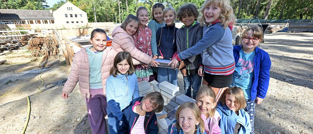 Die Kinder versenkten die Zeitkapsel im Grundstein des Neubaus.