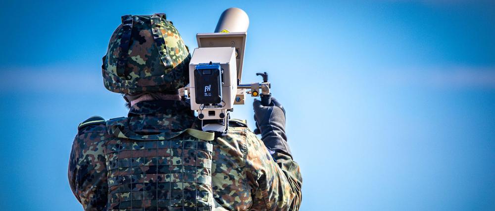 Ein System zur Drohnenabwehr vom Typ HP 47+ bei einem Übungsszenario im Rostocker Hafen.