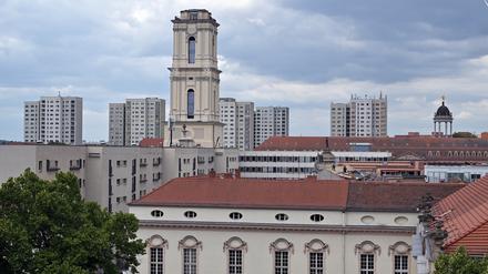 Der wieder aufgebaute Turm der Garnisonkirche ist weithin sichtbar.