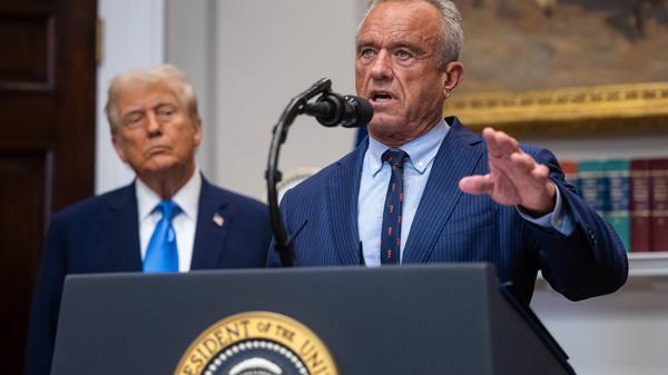 Trump und sein Gesundheitsminister Robert F. Kennedy Jr. behaupten, Paracetamol könne Autismus verursachen.  
