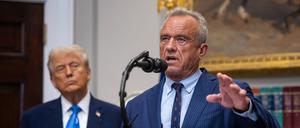 Trump und sein Gesundheitsminister Robert F. Kennedy Jr. behaupten, Paracetamol könne Autismus verursachen.  