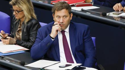 Lars Klingbeil (SPD) kann so viel Geld investieren wie kein Finanzminister vor ihm. Doch wie? 
