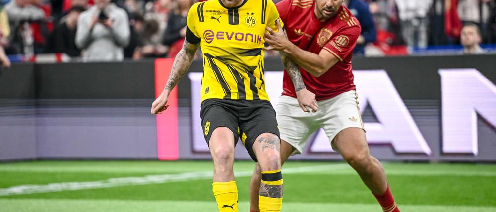 Hatte seine aktive Karriere längst beendet: Kevin Großkreutz (links), hier beim Kleinfeld-Hallenturnier „Beckenbauer Cup“ in München im März 2025 