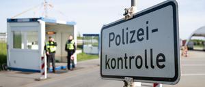 Sachsen, Berggießhübel: Bundespolizisten stehen anlässlich von Grenzkontrollen am Bundespolizeirevier Breitenau an der Autobahn 17 nahe der deutsch-tschechischen Grenze.