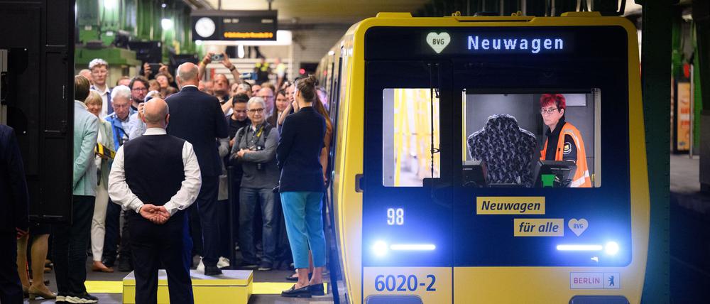 Neue Bahnen braucht Berlin – zumindest laut BVG. Die Menschen würden  sich wohl eher über neues Personal freuen.