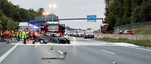 Bayern, Rohrbrunn: Feuerwehrleute sind nach einem Unfall auf der Autobahn A3 bei Marktheidenfeld im Einsatz. (Symbolbild)