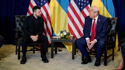U.S. President Donald Trump meets with Ukrainian President Volodymyr Zelenskiy during the 80th United Nations General Assembly, in New York City, New York, U.S., September 23, 2025. REUTERS/Al Drago