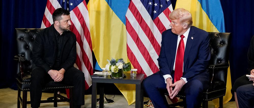 U.S. President Donald Trump meets with Ukrainian President Volodymyr Zelenskiy during the 80th United Nations General Assembly, in New York City, New York, U.S., September 23, 2025. REUTERS/Al Drago