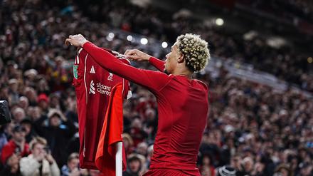 Hugo Ekitike zieht bei seinem Torjubel das Trikot aus - und wird dafür vom Schiedsrichter bestraft