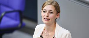 Hanna Steinmüller am Dienstag mit ihrem Sohn im Bundestag