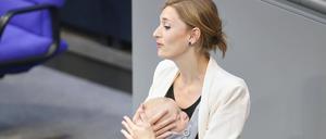 Hanna Steinmüller hält eine Rede mit Baby in der Bauchtrage.