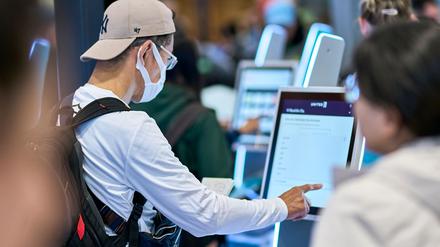 Nach einem breit angelegten Cyberangriff auf europäische Flughäfen bekommen Passagiere die Auswirkungen noch zu spüren.