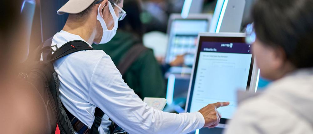 Nach einem breit angelegten Cyberangriff auf europäische Flughäfen bekommen Passagiere die Auswirkungen noch zu spüren.