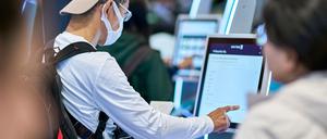 Nach einem breit angelegten Cyberangriff auf europäische Flughäfen bekommen Passagiere die Auswirkungen noch zu spüren.