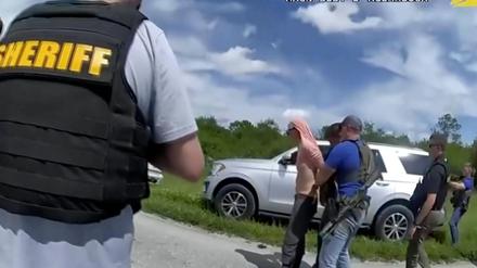 Auf diesem am 16.09.2024 vom Sheriffbüro von Martin County veröffentlichten Bild verhaften Polizeibeamte Ryan Wesley Routh (M). 