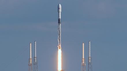 Eine Rakete vom Typ Falcon 9 des Unternehmens SpaceX startet vom Weltraumbahnhof Cape Canaveral aus in den Weltraum. Nahezu im Wochenrhythmus schickt SpaceX neue Satelliten ins All. Derzeit sollen mehr als 6000 Satelliten in der Umlaufbahn sein, Starlink peilt 30.000 an. 