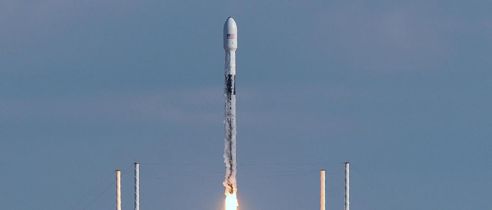 Eine Rakete vom Typ Falcon 9 des Unternehmens SpaceX startet vom Weltraumbahnhof Cape Canaveral aus in den Weltraum. Nahezu im Wochenrhythmus schickt SpaceX neue Satelliten ins All. Derzeit sollen mehr als 6000 Satelliten in der Umlaufbahn sein, Starlink peilt 30.000 an. 