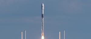 Eine Rakete vom Typ Falcon 9 des Unternehmens SpaceX startet vom Weltraumbahnhof Cape Canaveral aus in den Weltraum. Nahezu im Wochenrhythmus schickt SpaceX neue Satelliten ins All. Derzeit sollen mehr als 6000 Satelliten in der Umlaufbahn sein, Starlink peilt 30.000 an. 