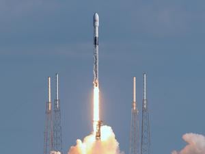 Eine Rakete vom Typ Falcon 9 des Unternehmens SpaceX startet vom Weltraumbahnhof Cape Canaveral aus in den Weltraum. Nahezu im Wochenrhythmus schickt SpaceX neue Satelliten ins All. Derzeit sollen mehr als 6000 Satelliten in der Umlaufbahn sein, Starlink peilt 30.000 an. 