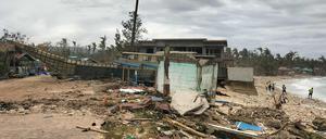 Ein Fischerboot wird einen Tag nach dem Supertaifun Ragasa, in der Nähe von Häusern auf der Insel Calayan in der Provinz Cagayan an Land gespült.