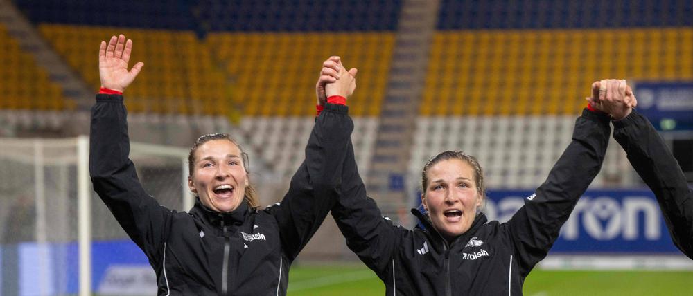 Katja (links) und Dina Orschmann feiern gemeinsam den Sieg in Jena.