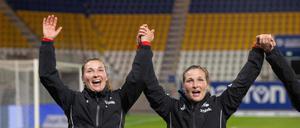 Katja (links) und Dina Orschmann feiern gemeinsam den Sieg in Jena.