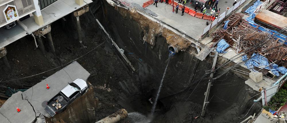 Riesenloch auf einer Straße in Bangkok