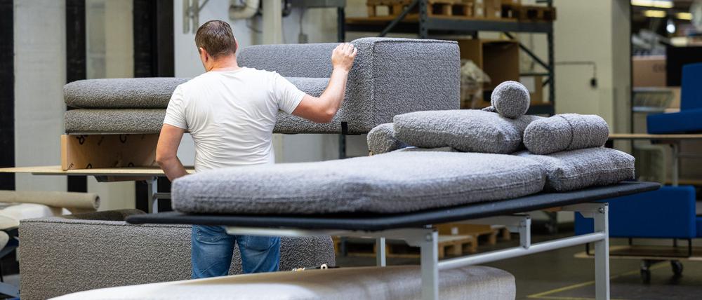 In den ersten sieben Monaten des Jahres haben Verbraucher aus Deutschland deutlich weniger Polstermöbel bestellt. (Archivbild)