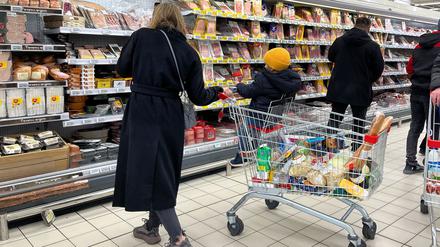 Eine höhere Mehrwertsteuer macht für russische Verbraucher den Einkauf teurer. (Archivbild)