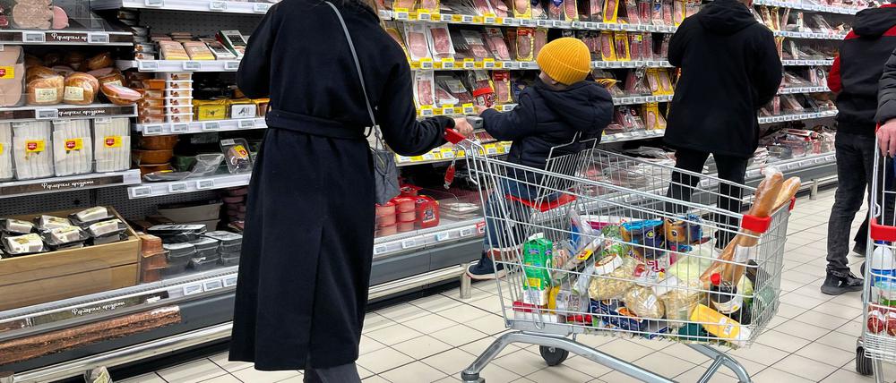 Eine höhere Mehrwertsteuer macht für russische Verbraucher den Einkauf teurer. (Archivbild)