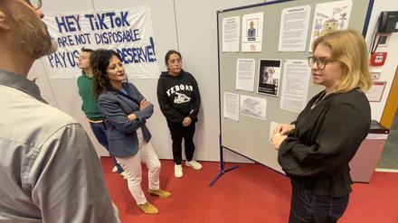 Arbeitssenatorin Cansel Kiziltepe (mit blauer Jacke) besuchte am ersten Streiktag die TikTok-Beschäftigten im Verdi-Haus.