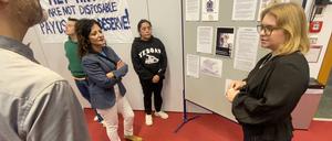 Arbeitssenatorin Cansel Kiziltepe (mit blauer Jacke) besuchte am ersten Streiktag die TikTok-Beschäftigten im Verdi-Haus.
