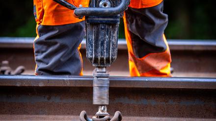 Auf der Anhalter Bahn südlich von Berlin wird gebaut. Ein 130 Kilometer langer Abschnitt bleibt dafür bis Mitte Dezember komplett gesperrt. (Archivbild)