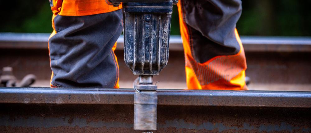 Auf der Anhalter Bahn südlich von Berlin wird gebaut. Ein 130 Kilometer langer Abschnitt bleibt dafür bis Mitte Dezember komplett gesperrt. (Archivbild)