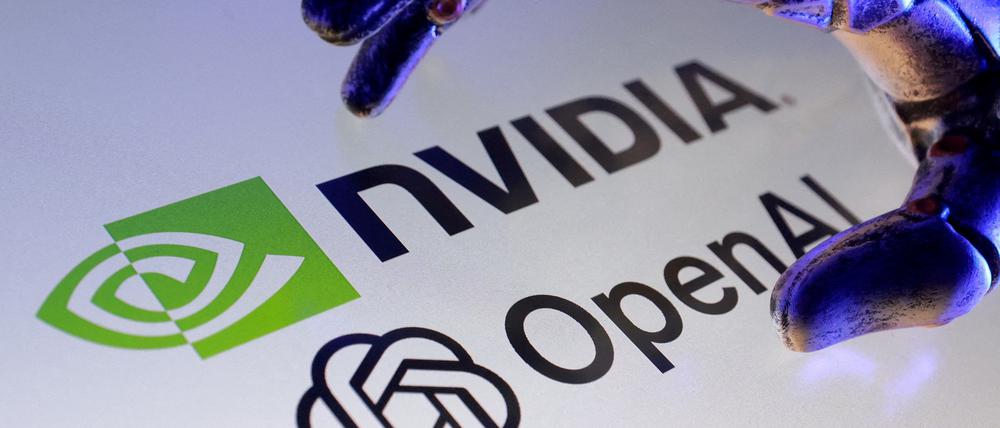 Eine Roboterhand greift nach den Logos der Technologiekonzerne Nvidia und OpenAI auf einem Display.