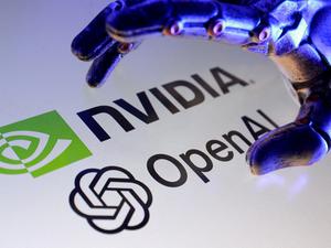 Eine Roboterhand greift nach den Logos der Technologiekonzerne Nvidia und OpenAI auf einem Display.