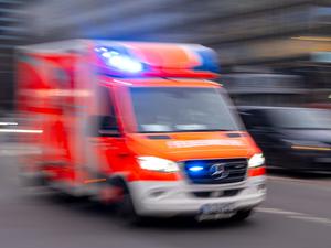 ARCHIV - 08.02.2024, Berlin: Ein Rettungswagen der Feuerwehr fährt mit Blaulicht zum Einsatz (Symbolbild)