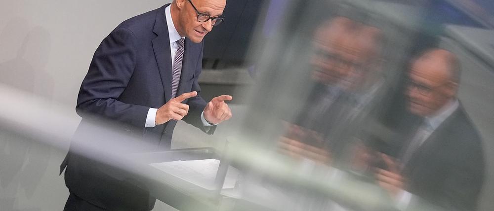 Der Kanzler verteidigt im Bundestag seinen Reformkurs.