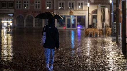 Der Regenschirm darf im Süden in den kommenden Tagen nicht fehlen. 