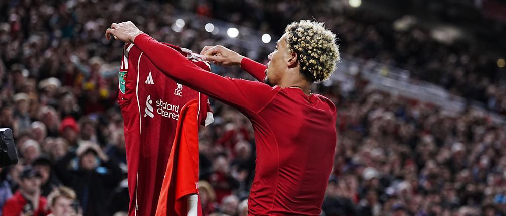 Hugo Ekitike zieht bei seinem Torjubel das Trikot aus - und wird dafür vom Schiedsrichter bestraft