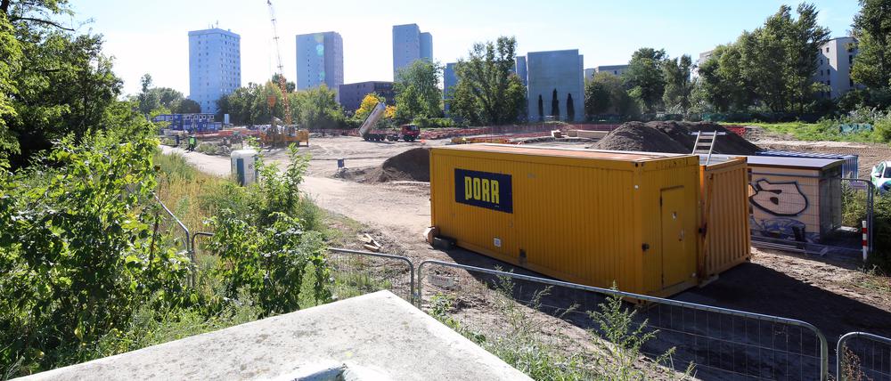 Blick von der Nuthestraße auf die Baustelle am Humboldtring. Dort entstehen bis November 2027 mehr als 200 Wohnungen.