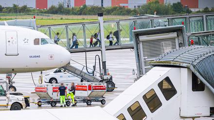 Menschen verlassen ein Flugzeug, welches zuvor auf dem Flughafen Hannover-Langenhagen gelandet ist (Symbolbild).