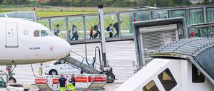 Menschen verlassen ein Flugzeug, welches zuvor auf dem Flughafen Hannover-Langenhagen gelandet ist (Symbolbild).