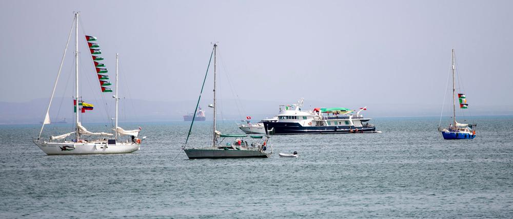 Schiffe der Global Sumud Flotilla auf dem Weg nach Gaza ankern vor der Küste von Sidi Bou Saïd in Tunis.