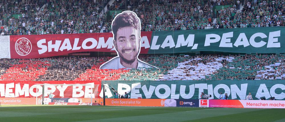 Die Werder-Ultras zeigen eine Choreografie für Hersh Goldberg-Polin, der von der Hamas ermordet wurde.