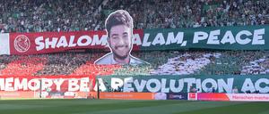 Die Werder-Ultras zeigen eine Choreografie für Hersh Goldberg-Polin, der von der Hamas ermordet wurde.