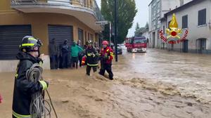 Ein Screenshot aus einem Handout-Video der italienischen Feuerwehr Vigili del Fuoco zeigt eine Szene in der Stadt Cabiate nördlich von Mailand, dabei ist eine Straße überschwemmt.