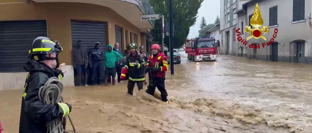 Ein Screenshot aus einem Handout-Video der italienischen Feuerwehr Vigili del Fuoco zeigt eine Szene in der Stadt Cabiate nördlich von Mailand, dabei ist eine Straße überschwemmt.