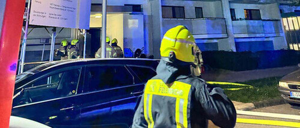 Ein Feuerwehrmann steht vor dem Hochhaus in Marzahn, in dem im neunten Stock eine Wohnung brannte. 