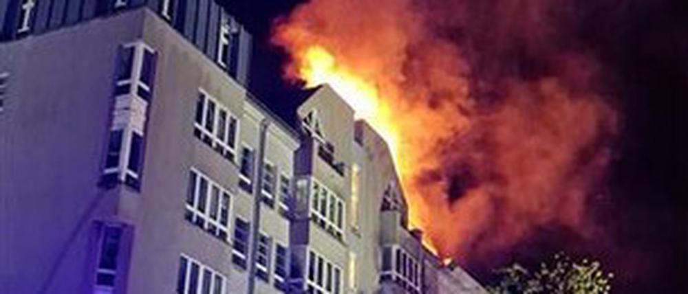 Credit: Berliner Feuerwehr BU: Dachstuhlbrand in Schöneberg